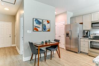 Near Shopping and Dining Pet-Friendly Dallas Apt! - Gastonia - 2