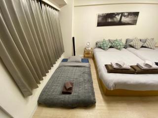 新大阪徒步30秒 Shinosaka Station 30s, Direct to Kansai Airport 關西空港直達, Universal Studio 16 mins, Umeda 6 mins, Kyoto 25 mins, Early Check in - 5