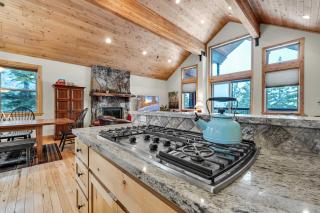 Spacious Tahoma Retreat with Hot Tub and Game Room - Tahoma - 2