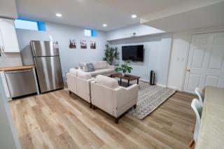 Stylish Stay By Beach & Shops - 5