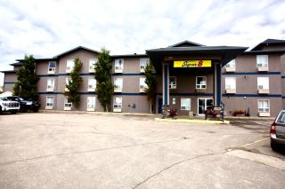 Super 8 by Wyndham Whitecourt - Whitecourt - 0