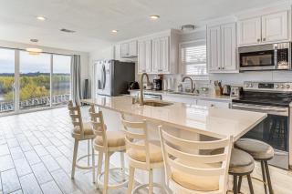 Lakefront Runaway Bay Retreat with Private Dock - 7