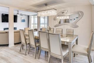 Lakefront Runaway Bay Retreat with Private Dock - 4