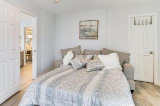 Lakefront Runaway Bay Retreat with Private Dock - 1