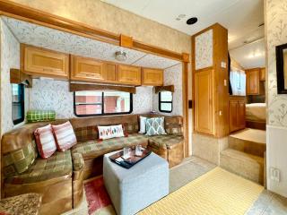 The Glamper Spacious 5th Wheel - Troy - 9