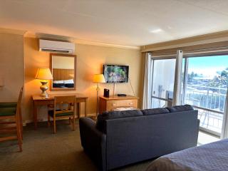 Ilikai Apt 308 - Spacious Studio with Stunning Ocean & Harbor Views - Honolulu - 5