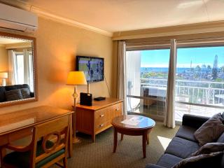 Ilikai Apt 308 - Spacious Studio with Stunning Ocean & Harbor Views - Honolulu - 5