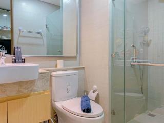 Minimalist Studio Room at Gold Coast Apartment By Travelio - Jakarta - 5