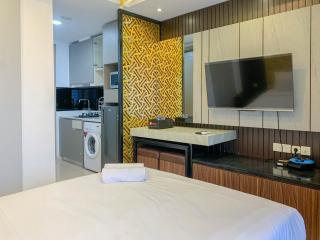 Minimalist Studio Room at Gold Coast Apartment By Travelio - Jakarta - 2