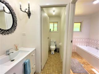 Luxury Mountain Retreat with Gym, Heated Private Pool & Bush Views - Springwood - 3