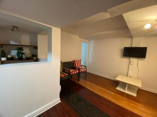 Fabulous House 2 Levels 5 rooms fully renovated next metro - Montréal - 7