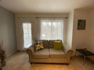 Fabulous House 2 Levels 5 rooms fully renovated next metro - Montréal - 1