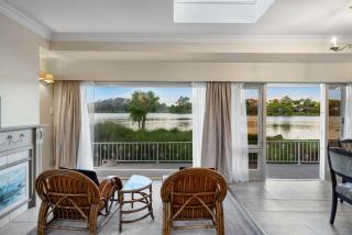 Stunning Lake Views & Hospital Location - 9