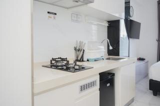 Elegant and Comfy Studio at Sky House BSD Apartment By Travelio - Tangerang - 3