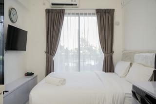 Elegant and Comfy Studio at Sky House BSD Apartment By Travelio - Tangerang - 7