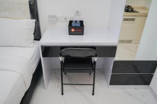 Elegant and Comfy Studio at Sky House BSD Apartment By Travelio - Tangerang - 5