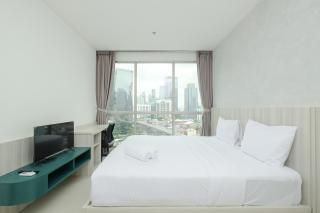 Cozy Living and Tidy 2BR Ciputra World 2 Apartment By Travelio - 9