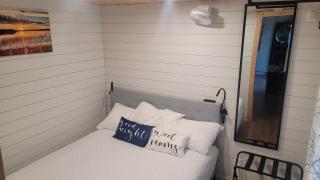 Cozy Modern Cabin by Banner Creek Lake - 3