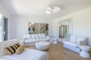 Cloud Nine, 18 Wynne Cres - heated pool, waterviews, beach - 1