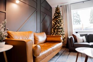 Mid-Century Modern King Suite - Luxurious Getaway - 9