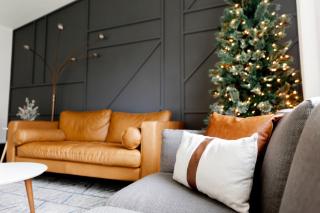 Mid-Century Modern King Suite - Luxurious Getaway - 4