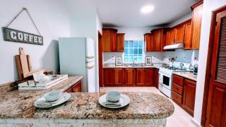 Pool View, Walk to Beach, Shops, Dining, Fast Wifi - 5