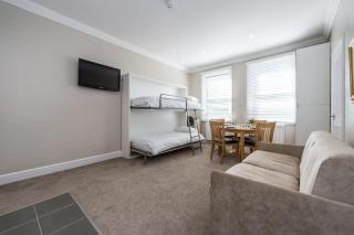 Stylish apartment 12 minutes by tube from Oxford Street free WIFI and Ac - 5