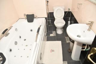 Room in Lodge - Choice Gate Hotel SuitesPresidential Suite for 6 - Benin City - 7
