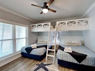 Salty Lil Beach House Overlooking Pool With a huge Deck - Gulf Shores - 7