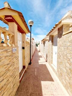 Elegance and Comfort Bungalow Steps from Carrefour - Torrevieja - 7