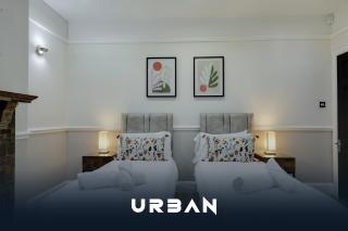 Spacious 4-Bedroom City Centre Houses, Sleeps 8 With Parking For 3 Cars - 3