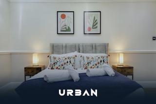 Spacious 4-Bedroom City Centre Houses, Sleeps 8 With Parking For 3 Cars - 8