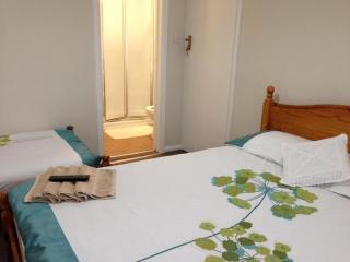 Room in Guest room - Comfortable Family room with Tv, Free Fast Wifi, Sleeps 4 with 1 Bunk Bed - Hayes - 8
