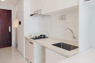 Nice and Elegant 2BR at Sky House BSD Apartment By Travelio - Tangerang - 4