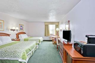 Days Inn & Suites by Wyndham Fullerton - Fullerton - 3