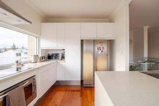 Located in the Mindarie Marina a Luxury House in a Perfect Location - Mindarie - 2