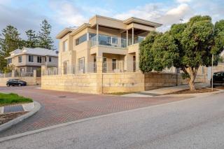 Located in the Mindarie Marina a Luxury House in a Perfect Location - Mindarie - 6