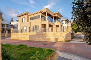 Located in the Mindarie Marina a Luxury House in a Perfect Location - Mindarie - 5