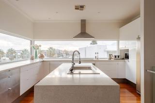 Located in the Mindarie Marina a Luxury House in a Perfect Location - Mindarie - 1