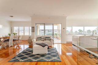 Located in the Mindarie Marina a Luxury House in a Perfect Location - Mindarie - 1