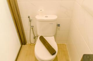 Cozy and Minimalist Studio at Sky House BSD Apartment By Travelio - Tangerang - 7