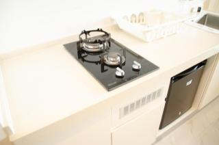 Cozy and Minimalist Studio at Sky House BSD Apartment By Travelio - Tangerang - 6