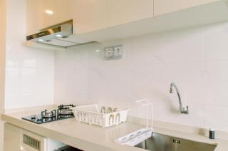 Cozy and Minimalist Studio at Sky House BSD Apartment By Travelio - Tangerang - 5