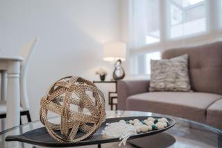 Ultra luxurious 3 BR 2 Bath 1 Parking Toronto Airport And Sq1 - Mississauga - 0