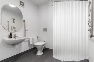 Fly, work, stay - your perfect airport base - 1