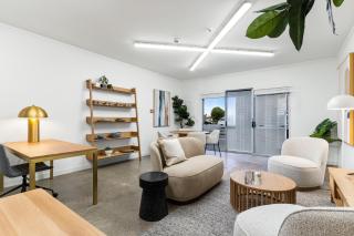 Fly, work, stay - your perfect airport base - Auckland - 2