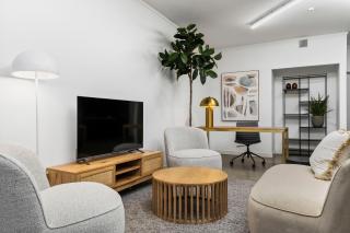 Fly, work, stay - your perfect airport base - 0