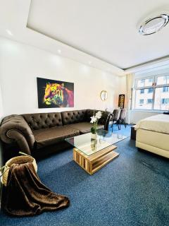 Spacious 7BR Apartment, Prime Location - 9