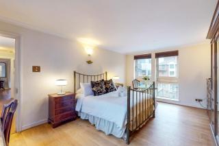 1Bed Flat with Parking and Balcony With View of the Wharf - London - 8