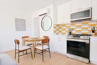 Stylish 2BR Retreat Steps from Sunset Blvd - Los Angeles - 8